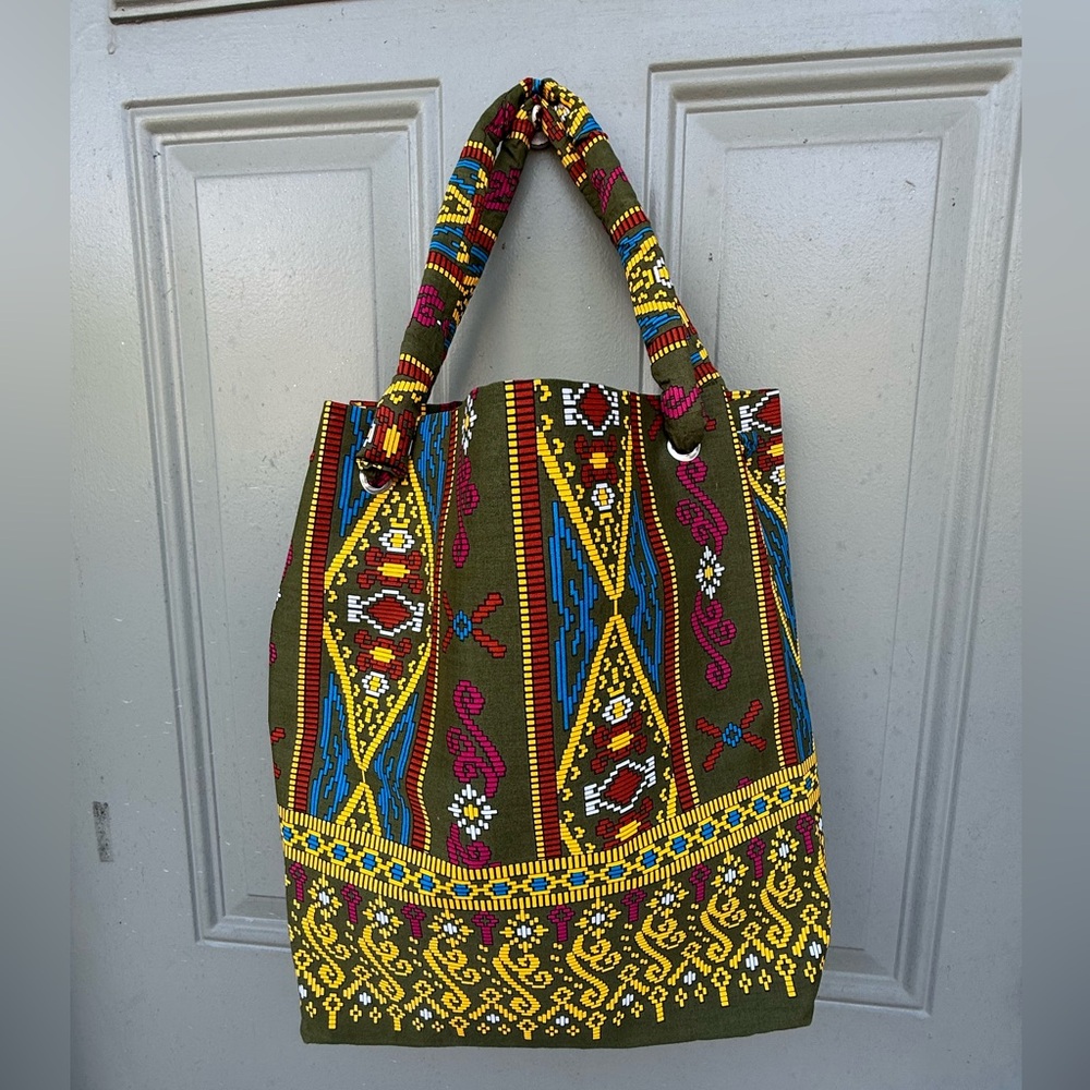 Great colorful bag 
Brand new !
Made in Thailand !